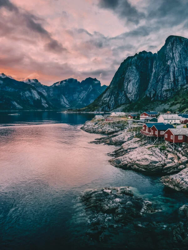 A village on the edge of a lake in Norway
