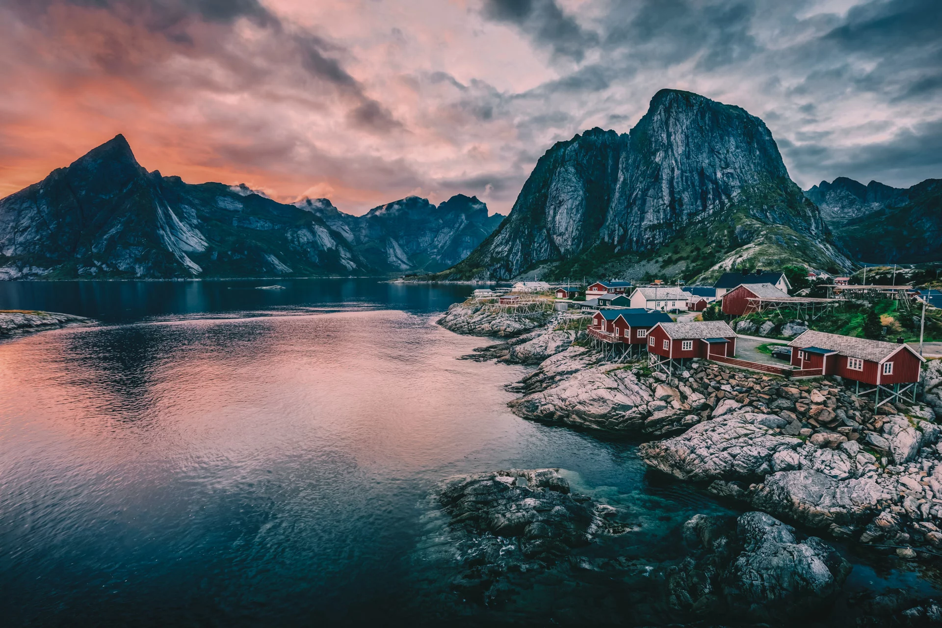 A village on the edge of a lake in Norway